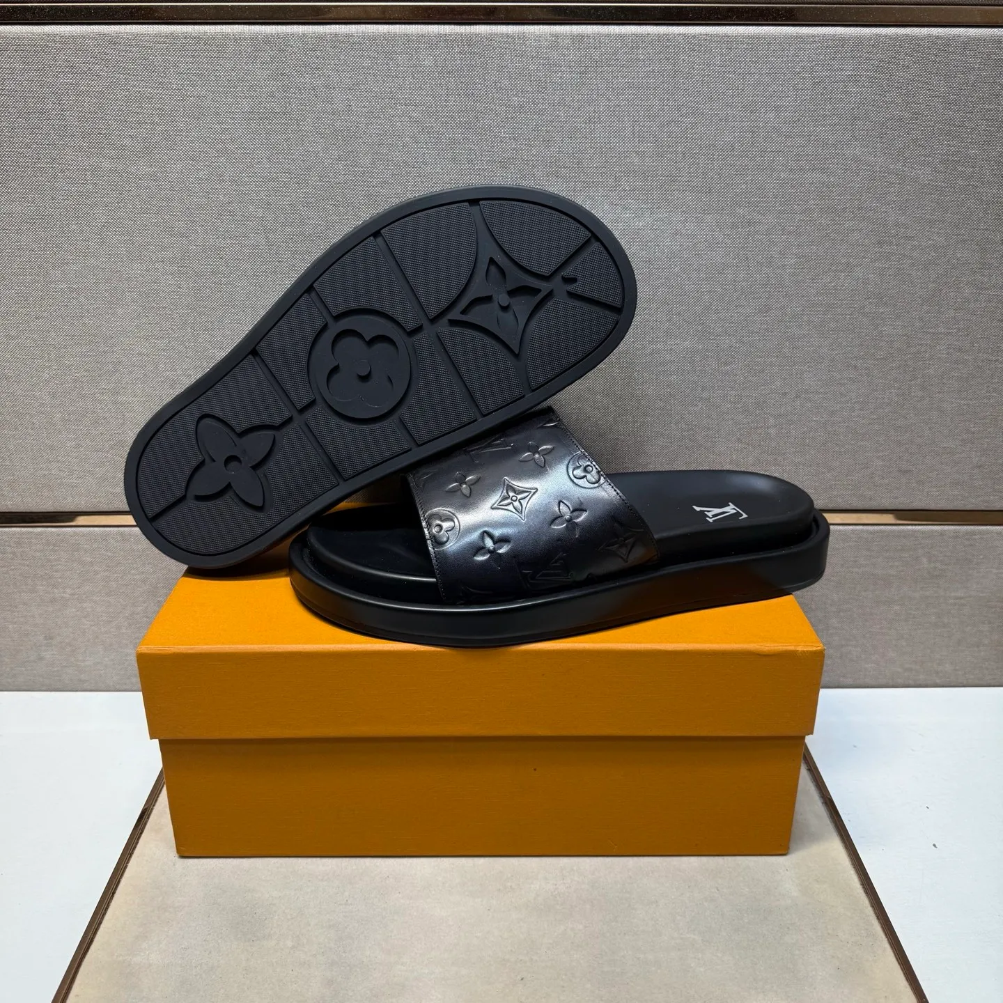 ⬛️Men's shoes 💰p400 [LV～] Men's casual slippers 2025z cabinet sales simultaneously 🔶Size: 39-44#️⃣ 🔷4 colors🔜The upper is made of cowhide stitching➕Genuine leather lining, comfortable and breathable, sole: original comfortable and wear-resistant outsole, ⚠️Real 📱Photographed🎬The real thing is better📢📢📢